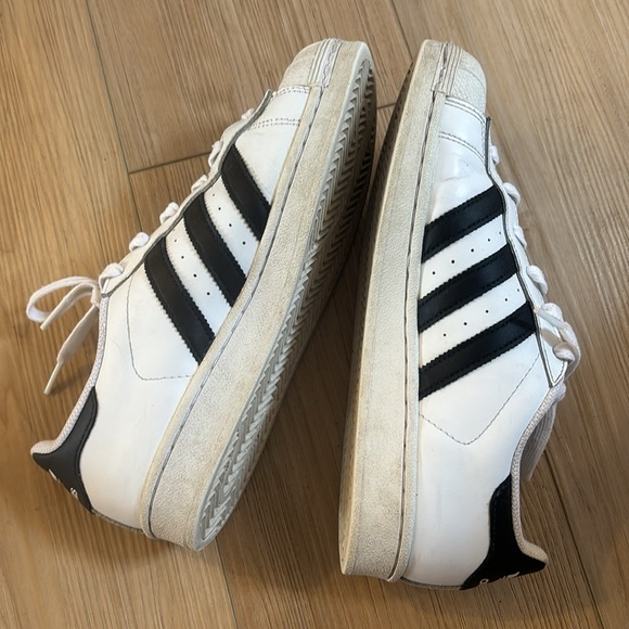 Excellent Used Condition Adidas Superstar sneaker - Picture 2 of 5